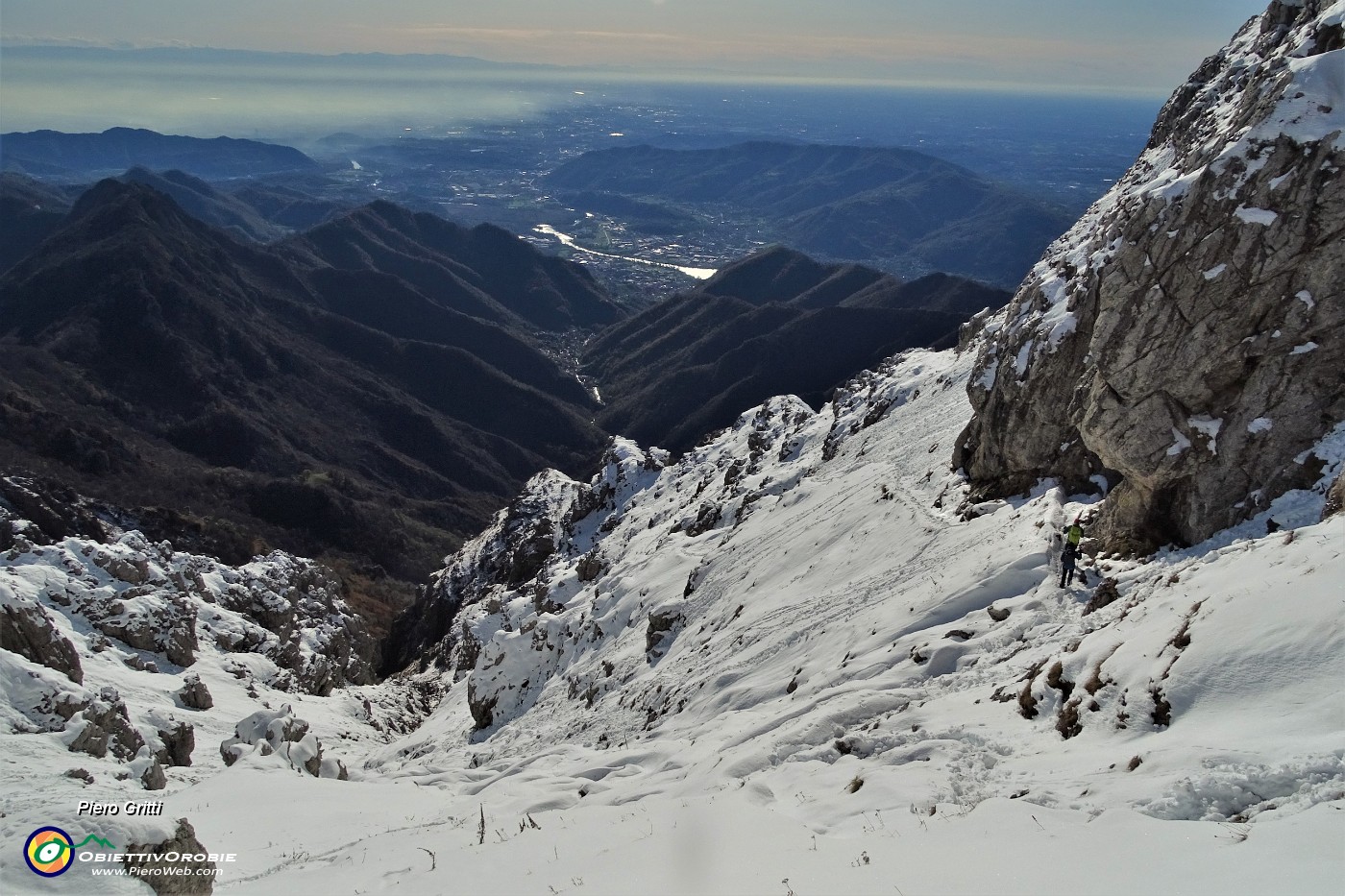 76 Dal Rif. Azzoni vista sul canalone discendente verso la verso la Valle d'Erve (versante lecchese).JPG